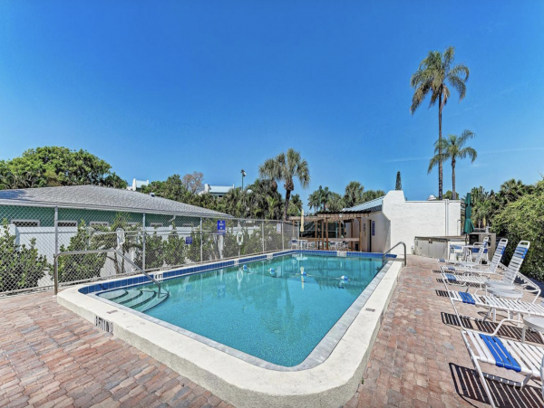 Holmes Beach Stunning Vacation Condo